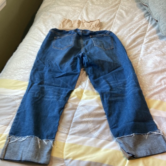Maternity cropped denim - Picture 2 of 3
